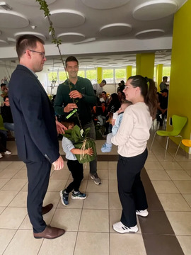 Občina obdarovala novorojenčke s sadikami sadnega drevesa 10